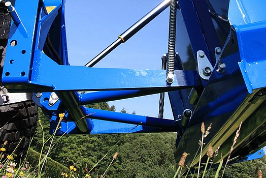 Otevřený tříbodový rám je perfektní pro zarovnávání ploch nebo odklízení sněhu – v rámu nezůstává žádný materiál.