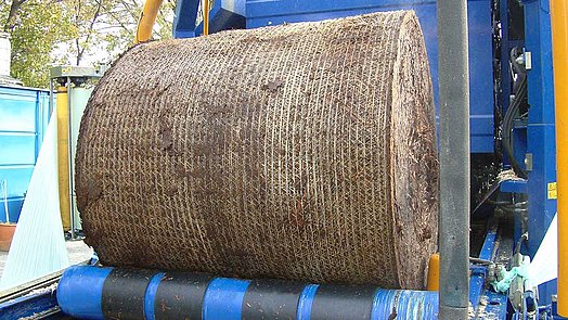 Horse manure can be shaped into round bales with the LT-Master F115 Industry.