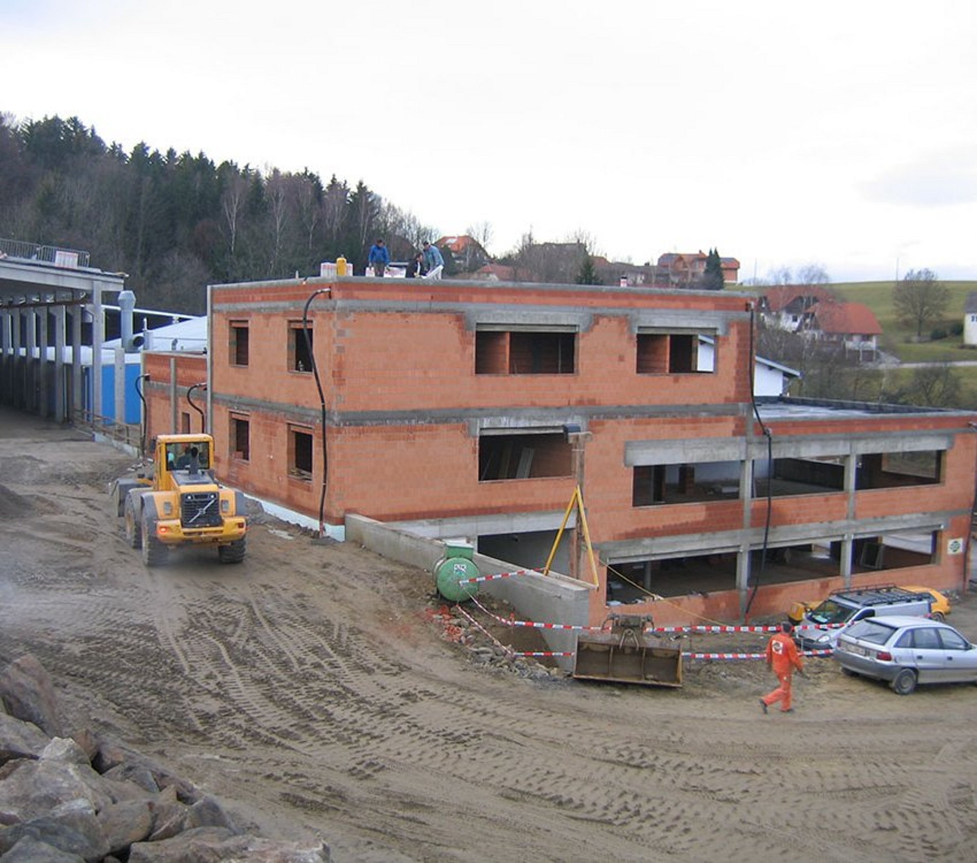 Uitbreiding van het bedrijfsterrein met nog meer productiehallen en kantoorruimten.