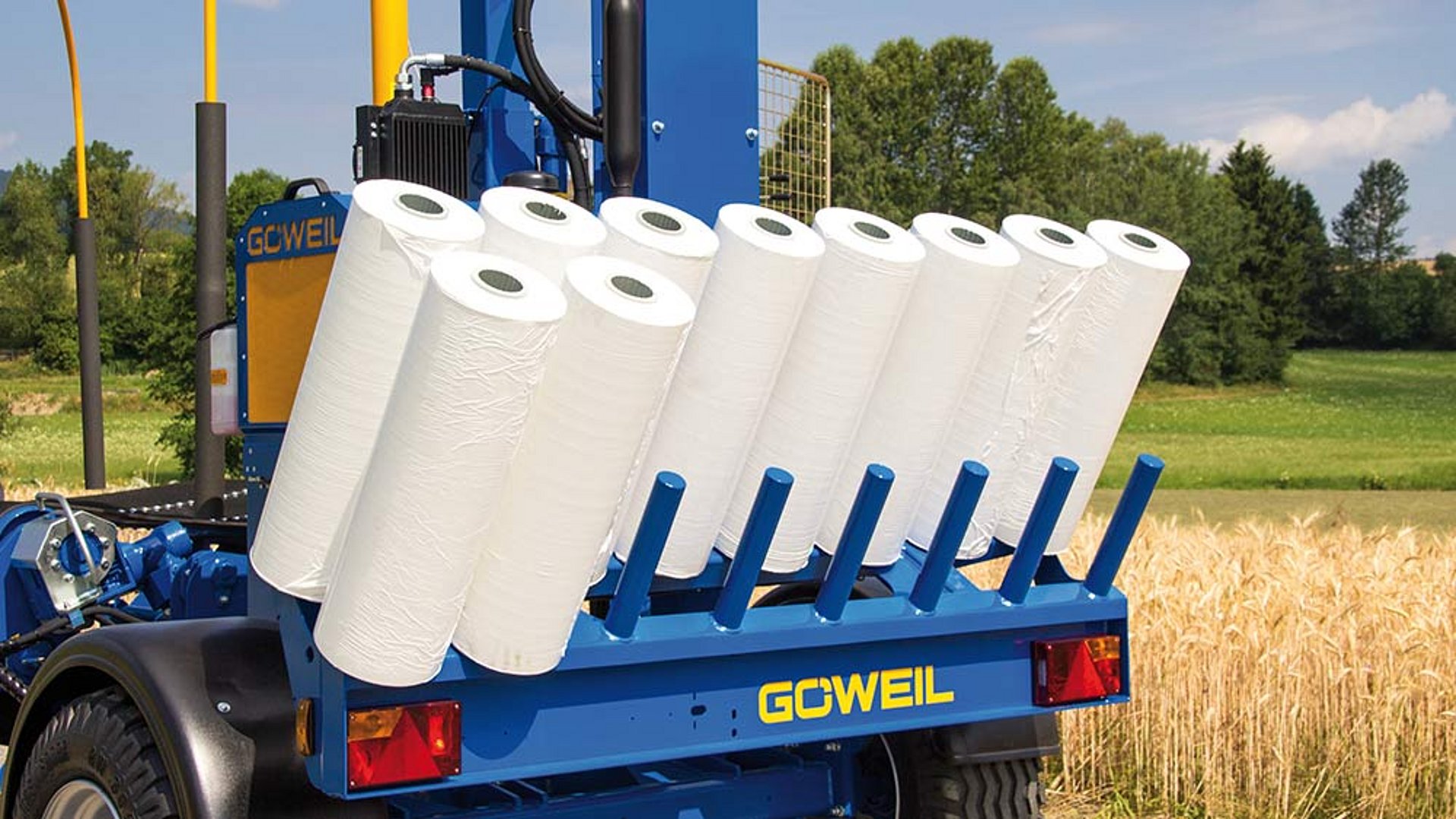 The G4010 Q Profi can hold up to 16 rolls of film.