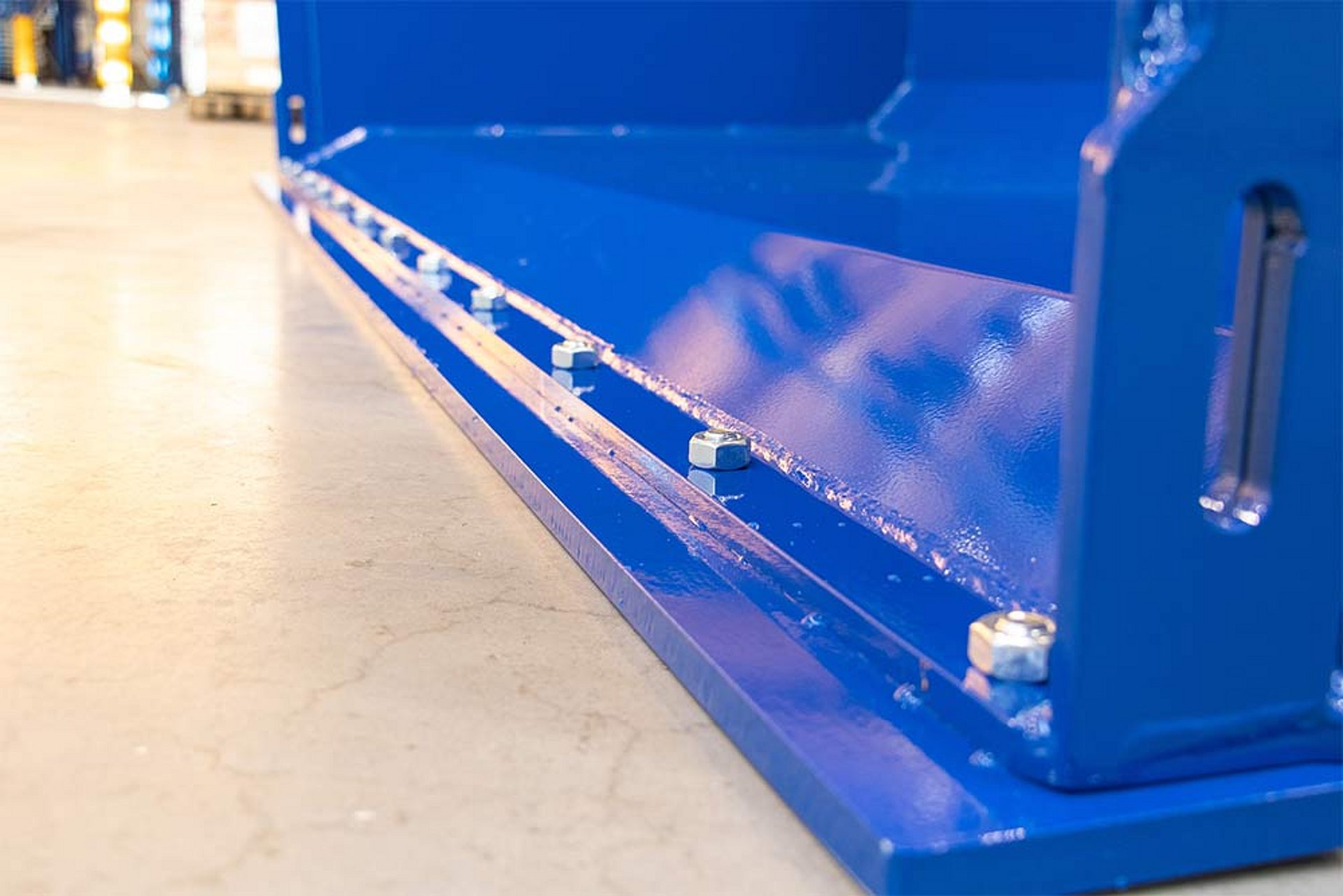 Flacher Schaufelboden mit geschraubter Schürfleiste aus Hardox 500