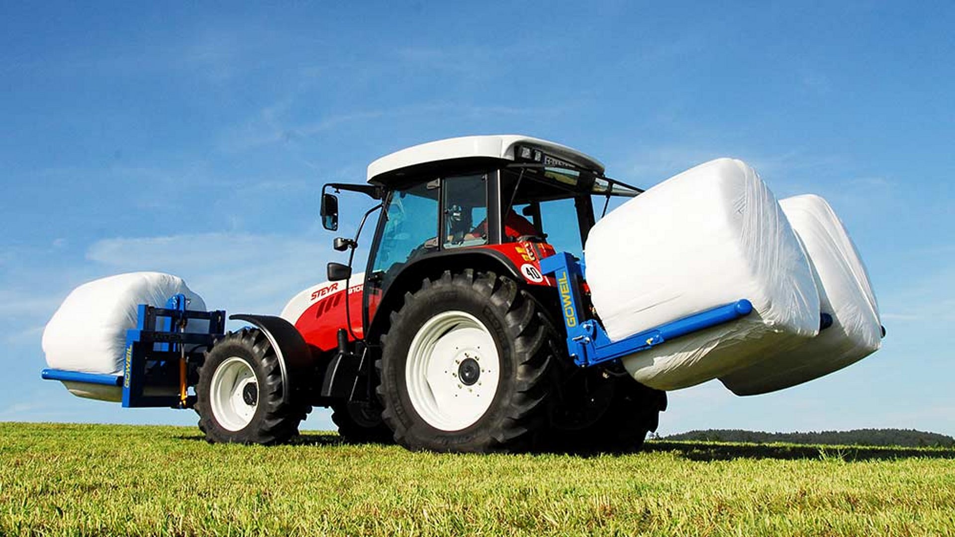 El DTR permite transportar 2 pacas redondas a la vez.