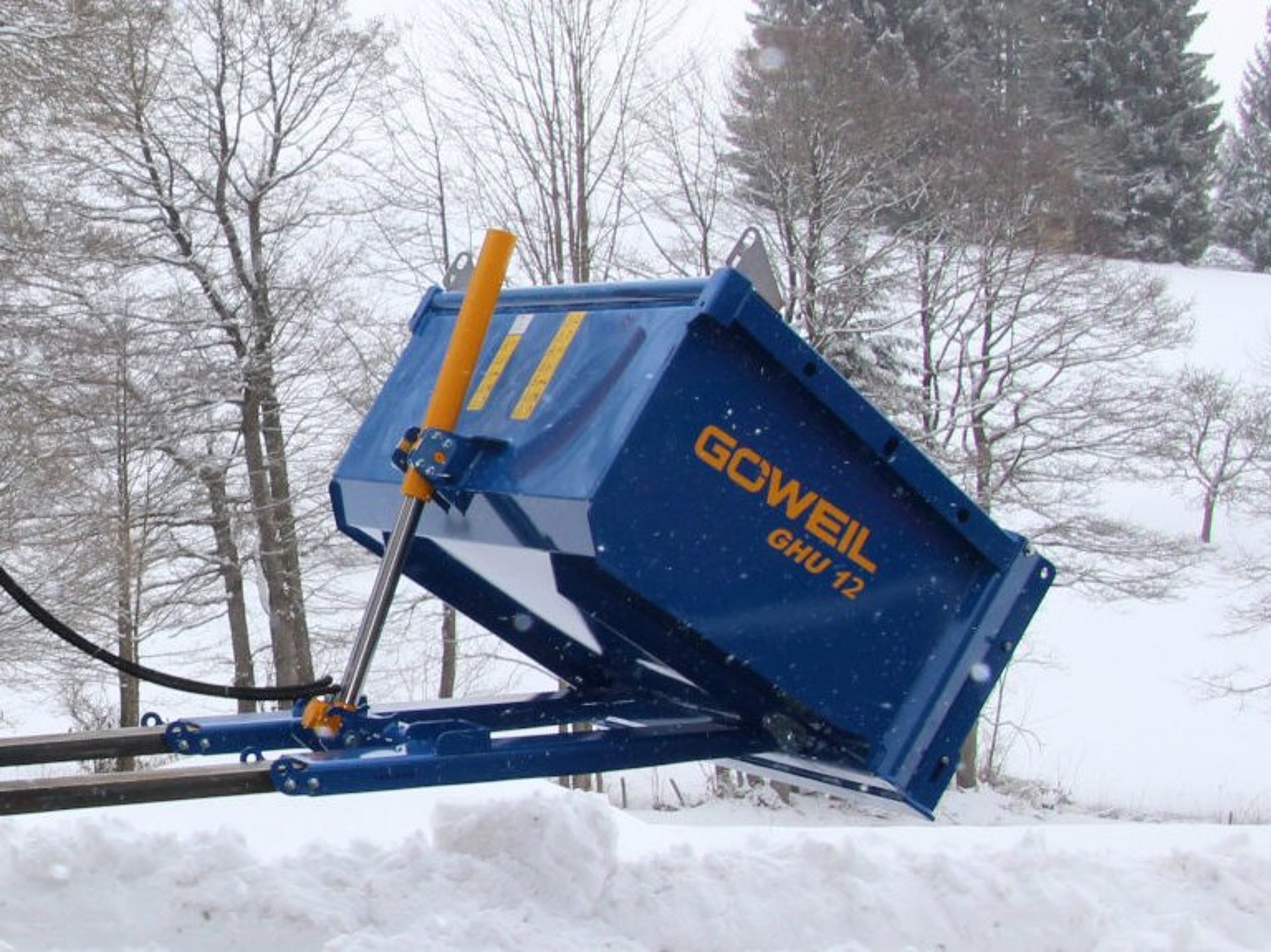 Vielseitiger Einsatz der Hochkippschaufel mit Stapleranbau.