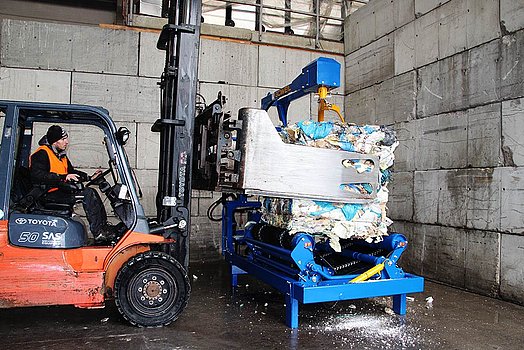 Beladen der Wickelmaschine mit einem Stapler