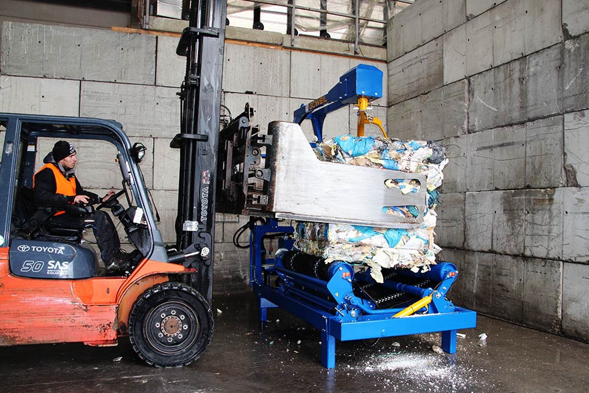 Beladen der Wickelmaschine mit einem Stapler