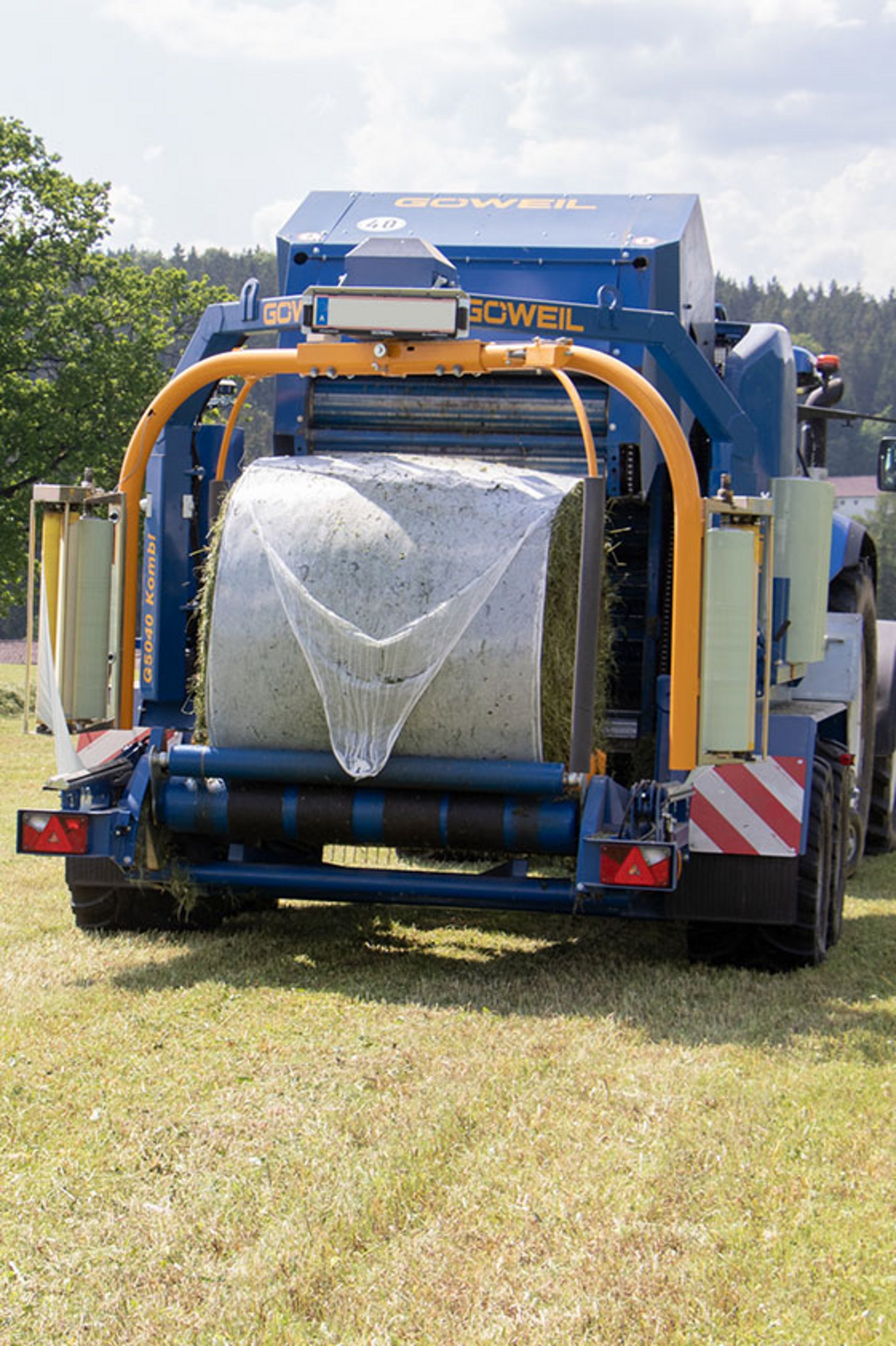 Florian Schöftner zdecydował się na folię okrywającą przy wiązaniu bel. Dzięki temu może on jeszcze zwiększyć jakość karmy.