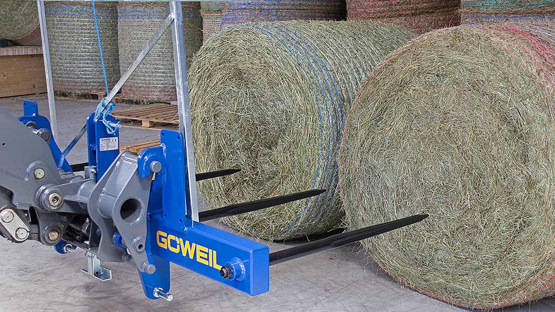 TDD při nakládání dvou neovinutých kulatých balíků.