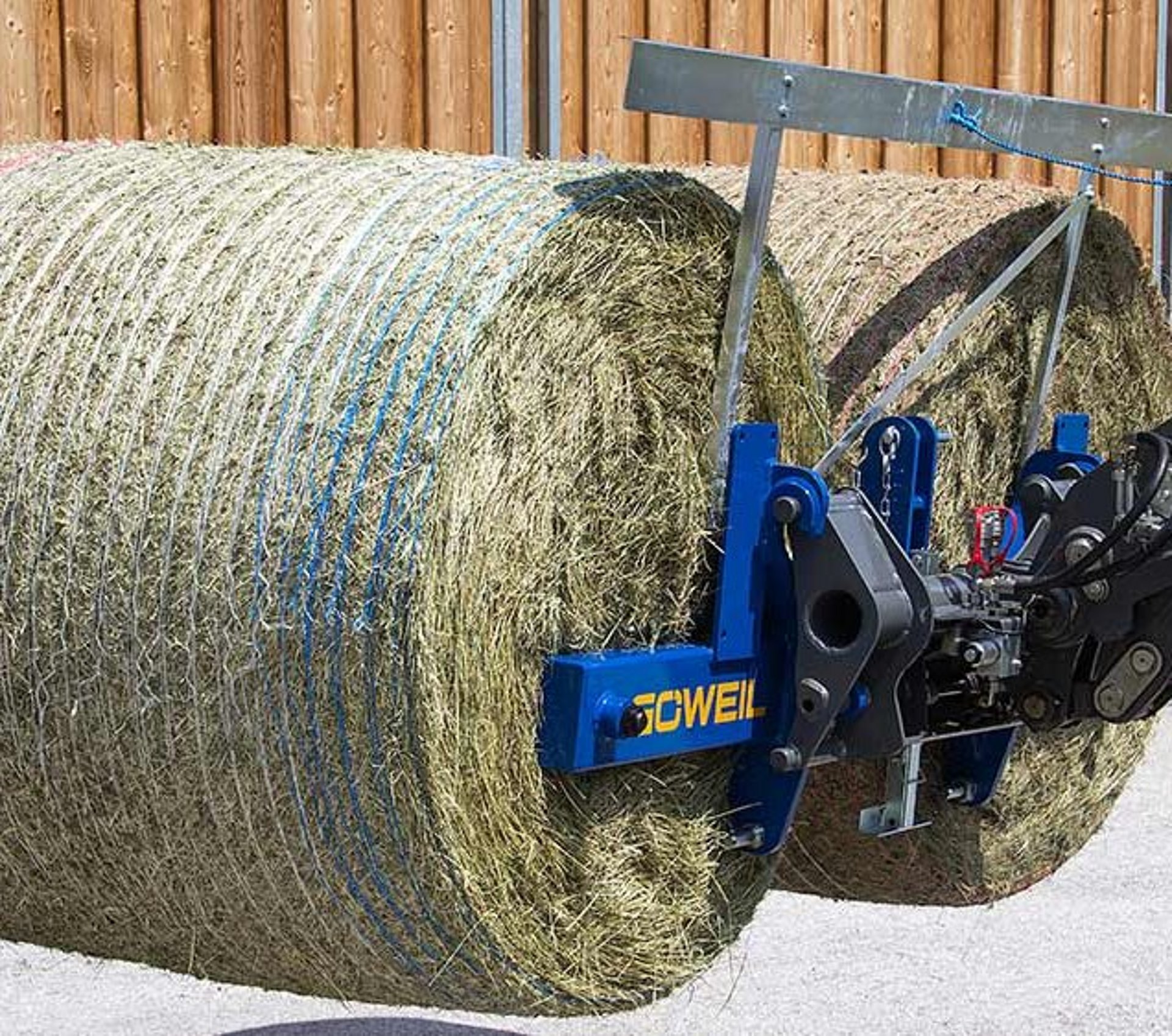 Der TDD transportiert mühelos gleich zwei Rundballen.