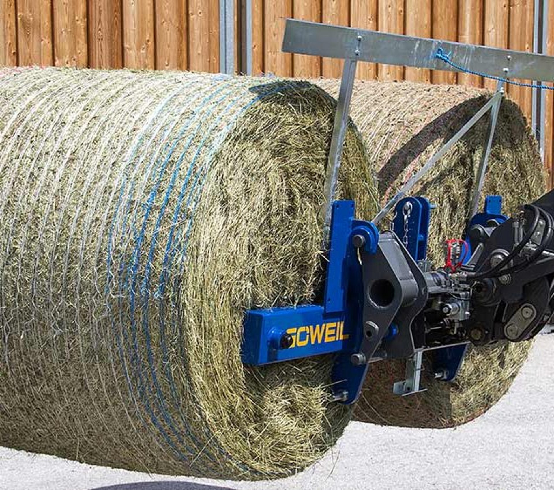 La TDD transporta sin esfuerzo dos pacas redondas a la vez.