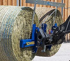 La TDD transporta sin esfuerzo dos pacas redondas a la vez.