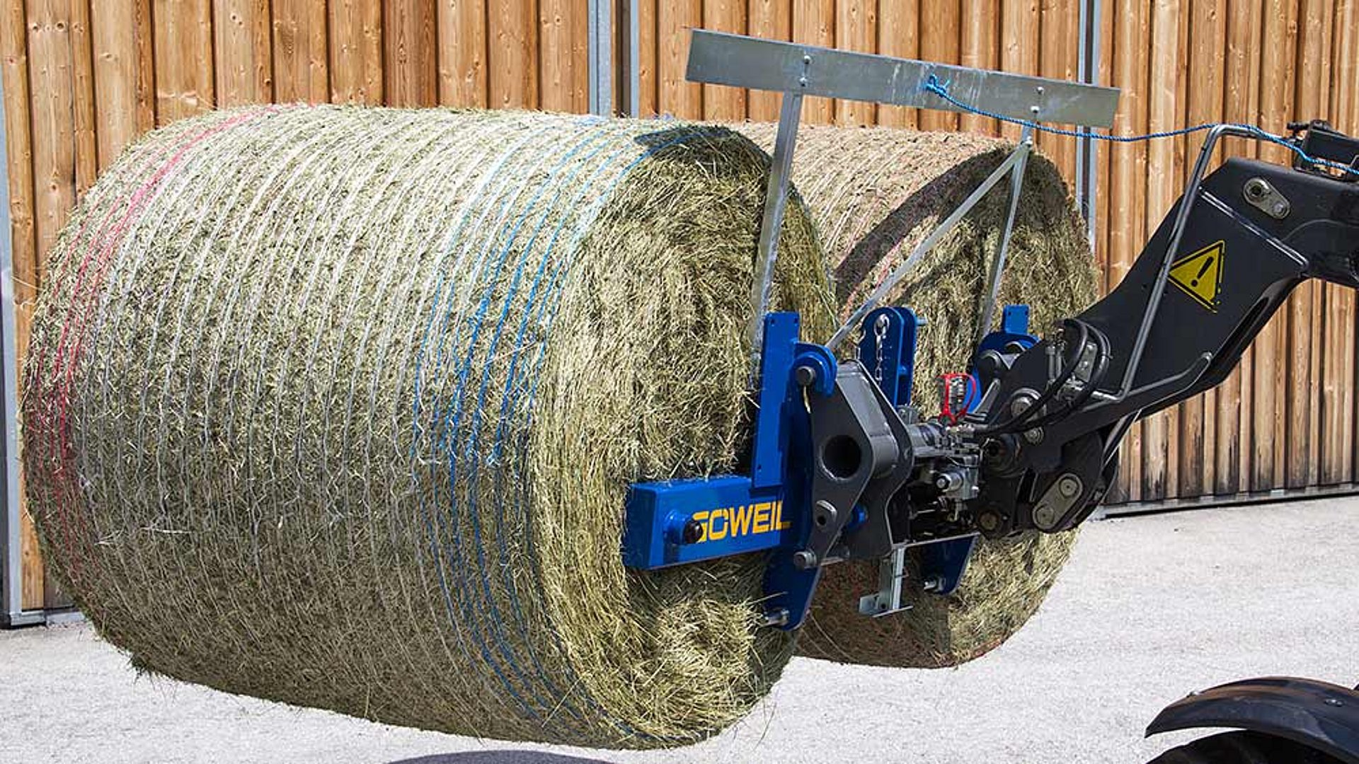 TDD bez námahy transportuje rovnou dva kulaté balíky.