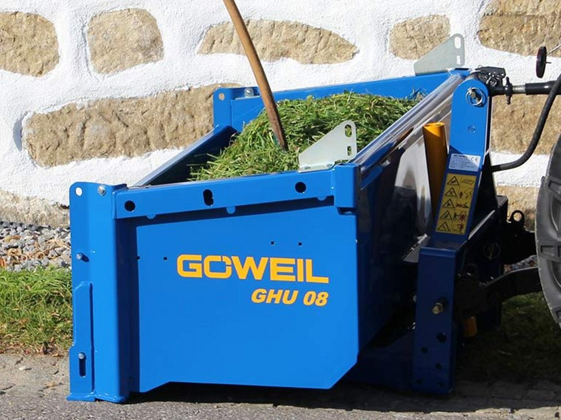 Die Hochkippschaufel GHU 08 zum Transportieren von Gras
