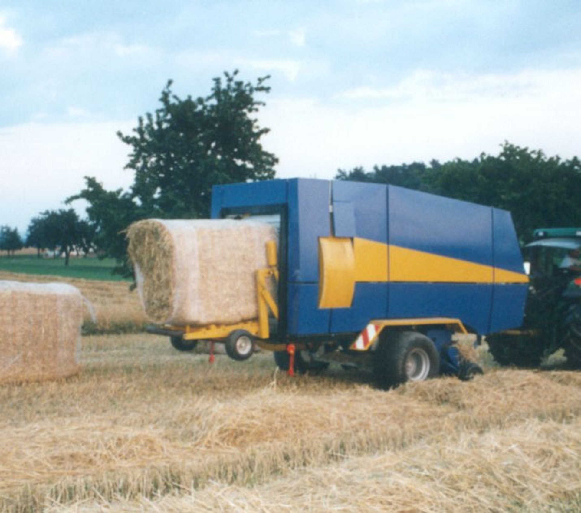 Er zijn ontwikkelingspogingen voor een vierkantebalenpers gedaan.