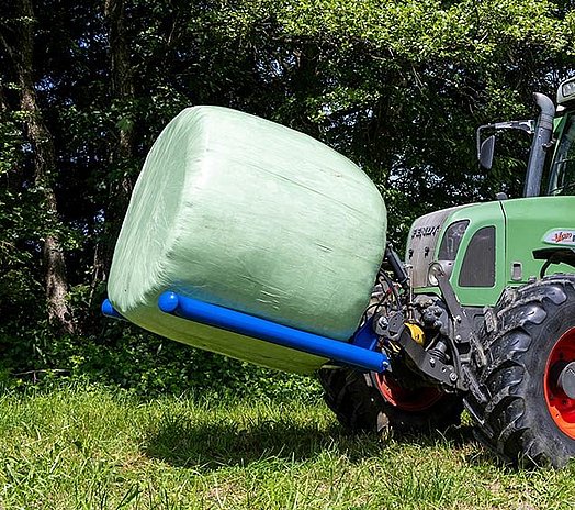 La horquilla para el transporte de pacas redondas es apropiada para el transporte suave de pacas redondas envueltas y sin envolver.