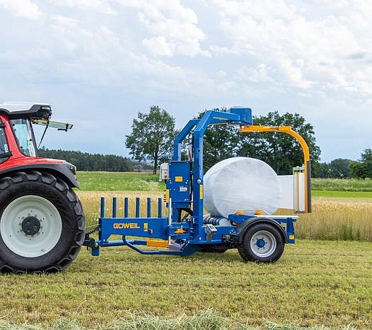 La envolvedora G5010 en uso en el campo.