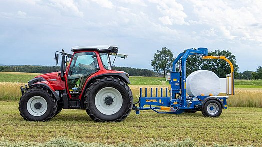 Die G5010 Wickelmaschine im Einsatz am Feld.