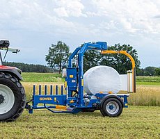 Die G5010 Wickelmaschine im Einsatz am Feld.