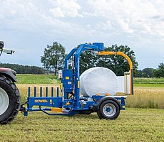 Ovíjecí stroj G5010 v akci na poli.