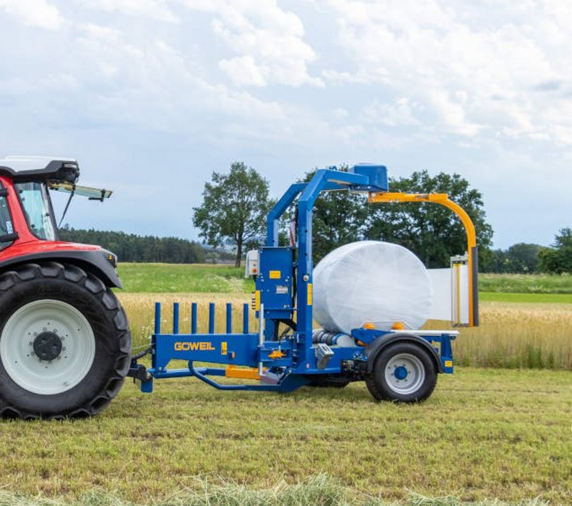 De G5010 wikkelmachine aan het werk op het veld.