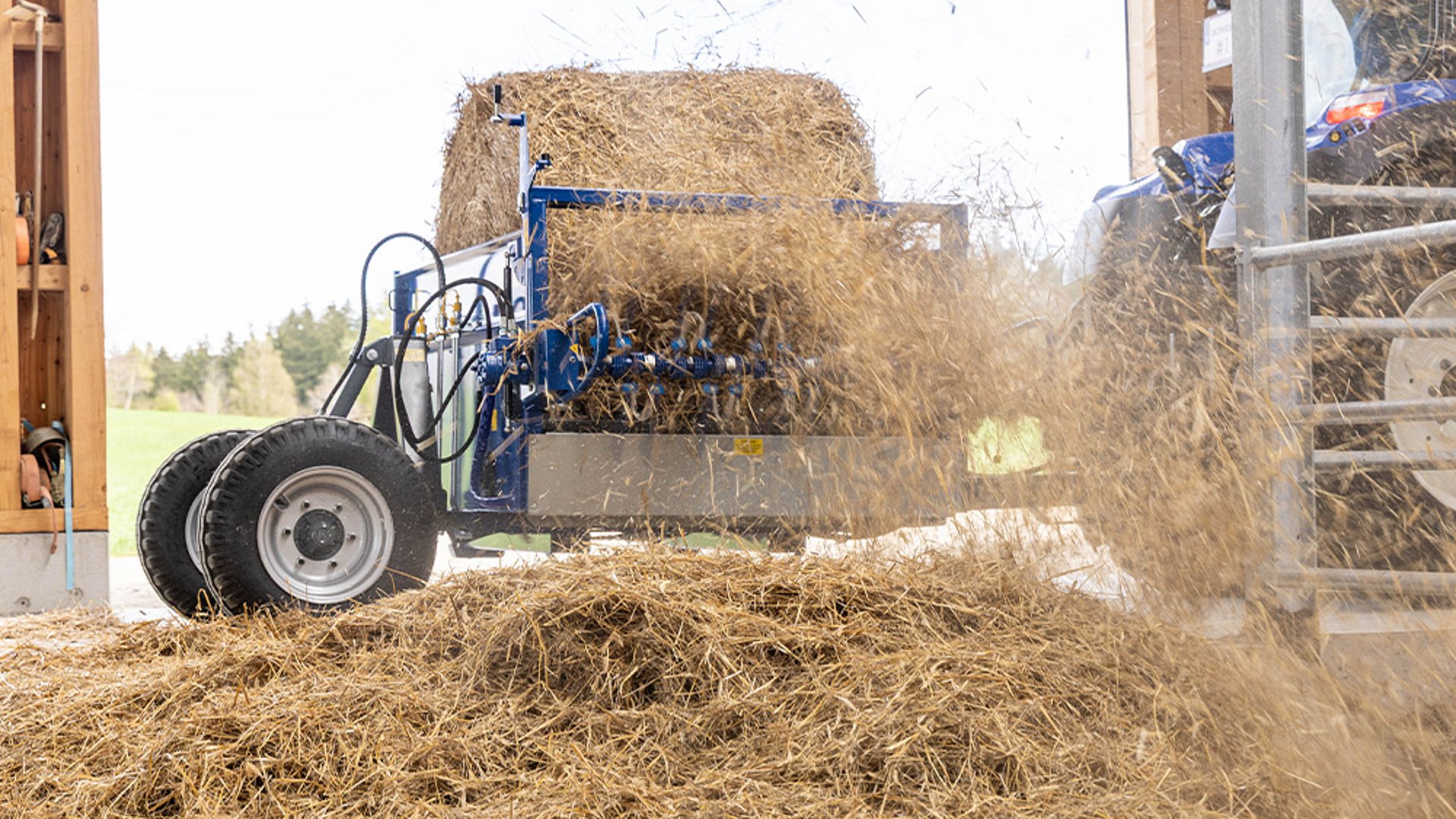 Fodder distribution by means of the spreader attachment.