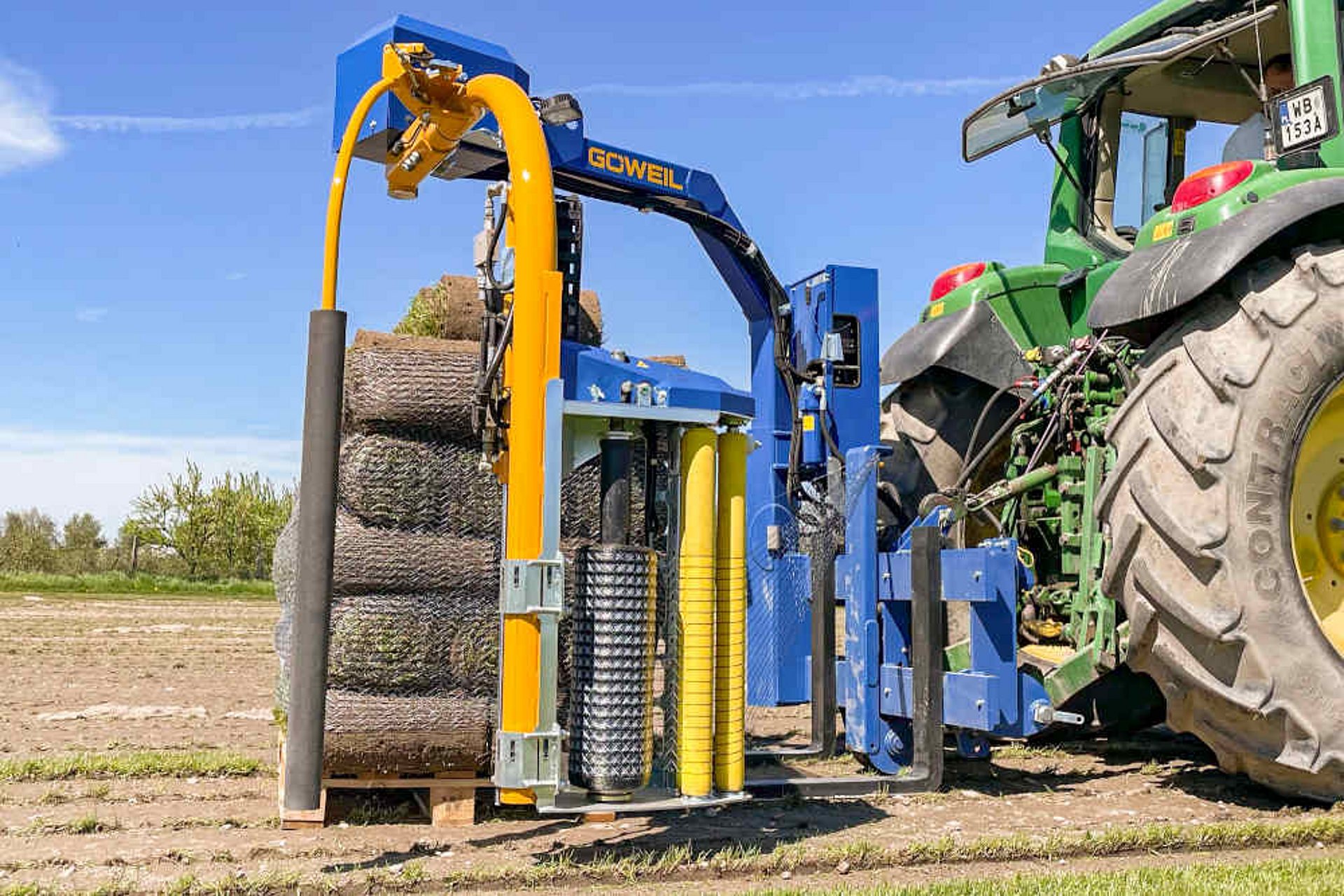 La encintadora para palets GÖWEIL G1010 durante el proceso de envoltura.