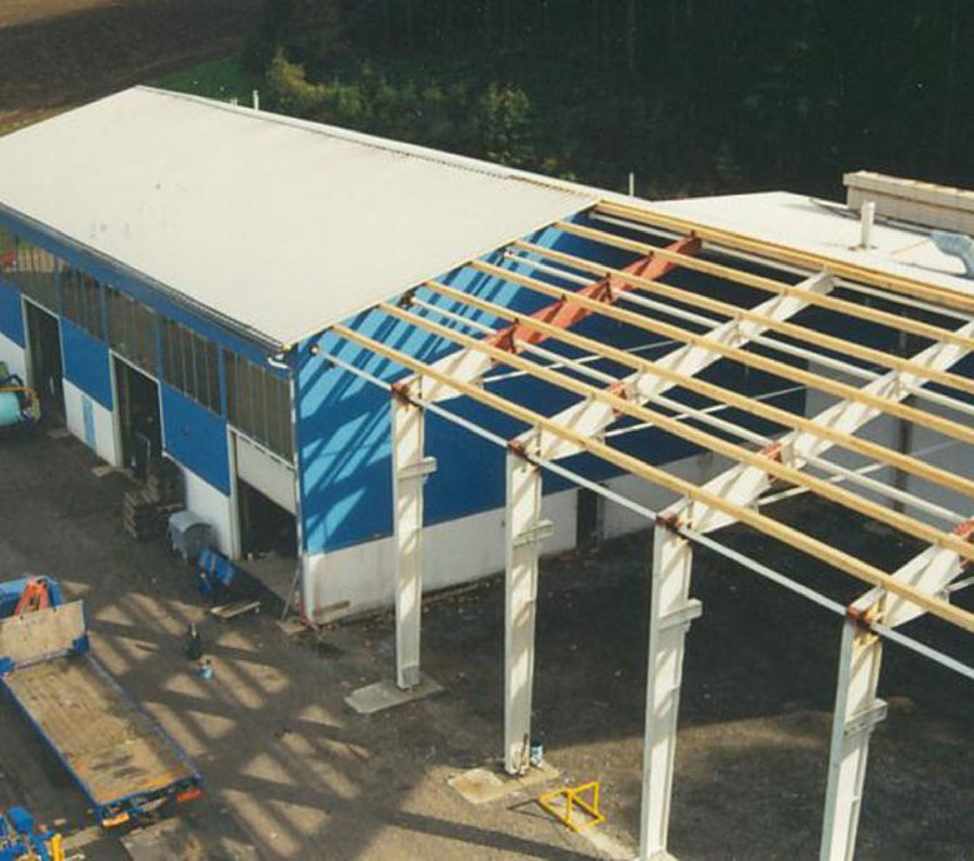 De uitbreiding van het bedrijfsgebouw met een productiehal.