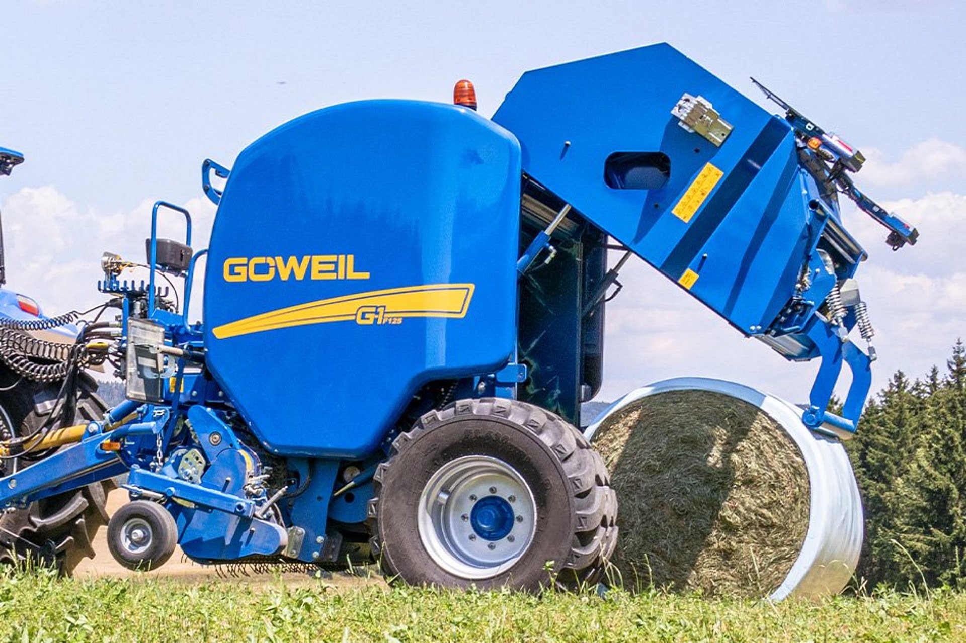 De optionele balenvanger fixeert de baal bij het afwerpen.