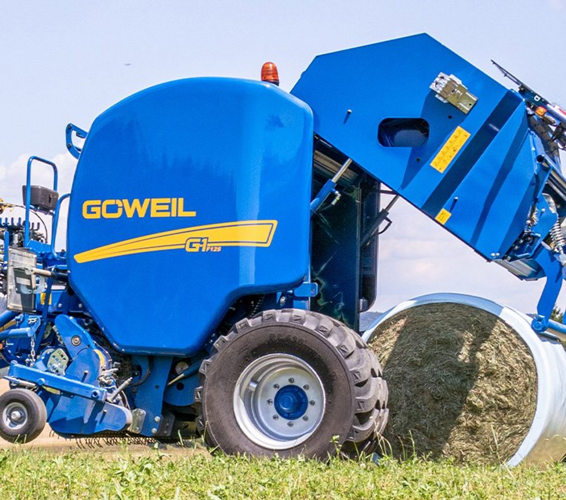 The optional bale catcher fixes the bale in place during bale deposit.