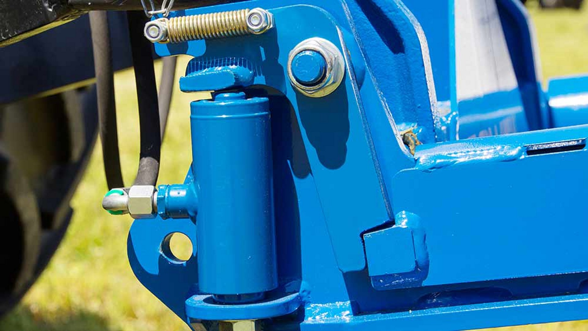 De ontgrendeling van de kantelbuizen voor de neerzetfunctie vindt plaats door twee hydraulische cilinders.