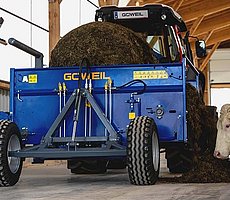 Le fourrage est déposé de manière précise et rapide sur la table de fourrage.