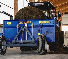 El forraje se coloca de manera precisa y rápida en el comedero.