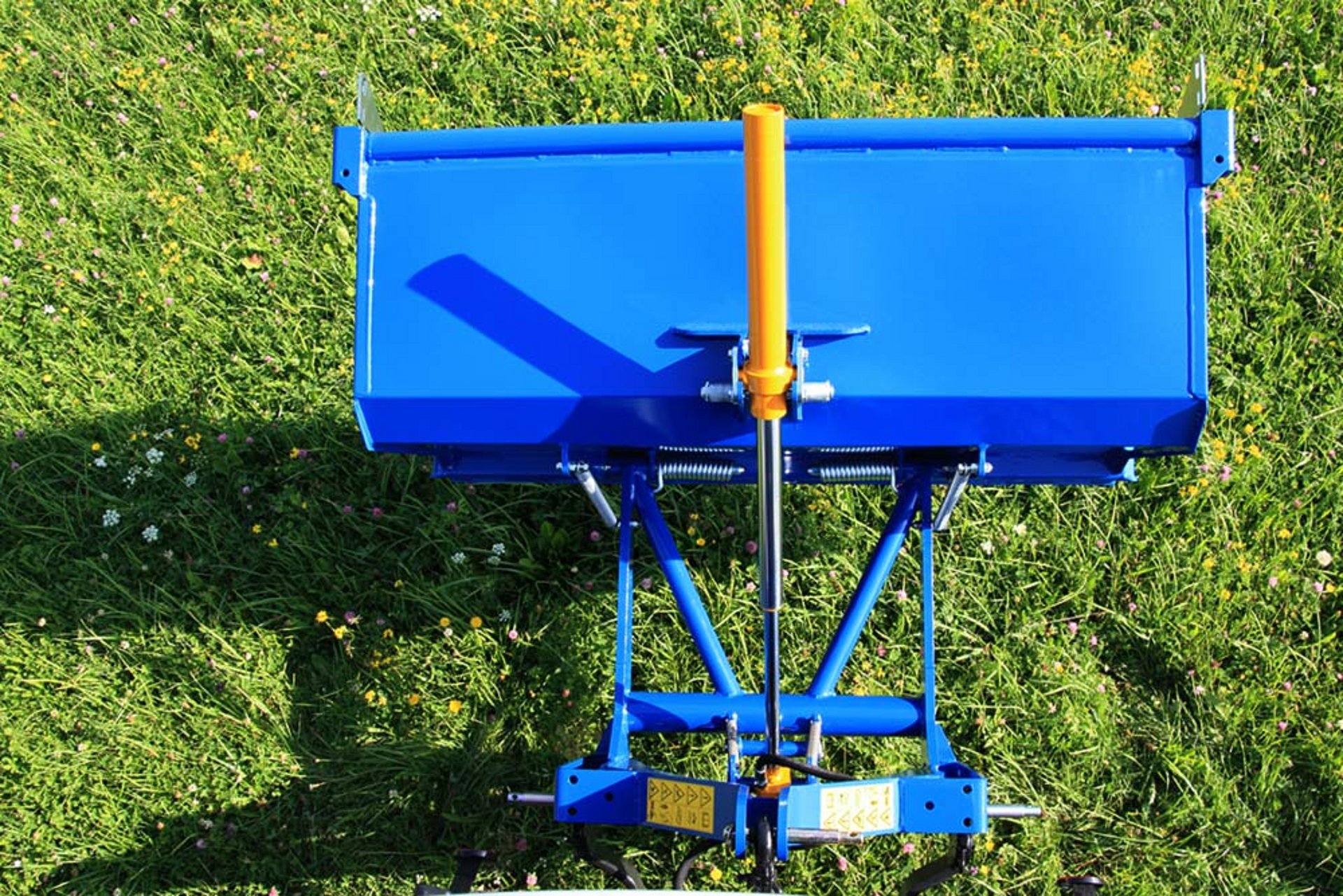 Het open 3-puntsframe is zeer geschikt voor het egaliseren of het ruimen van sneeuw.