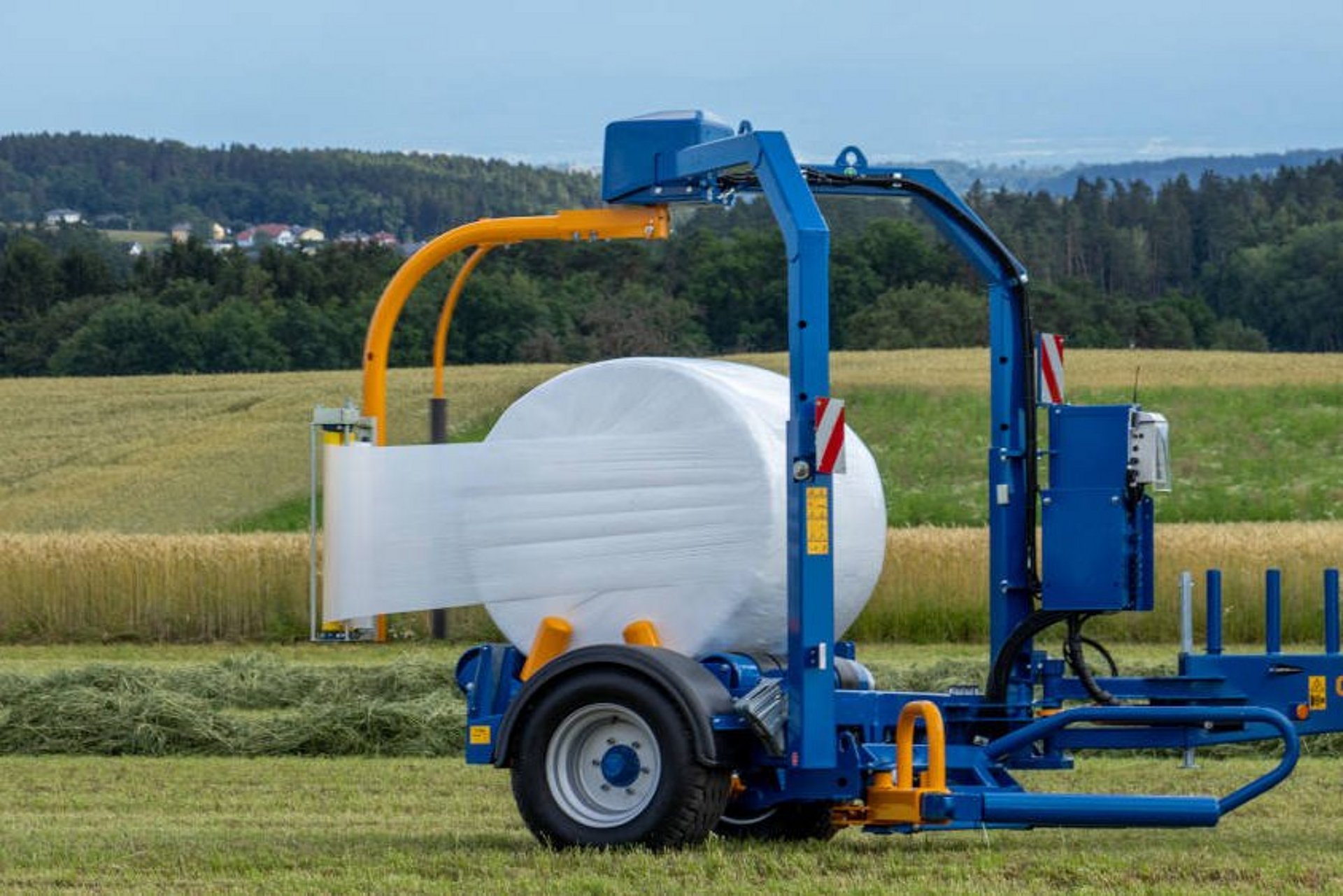 S rotujícím ovíjecím ramenem a pevným ovíjecím stolem je spadnutí balíku nemožné.