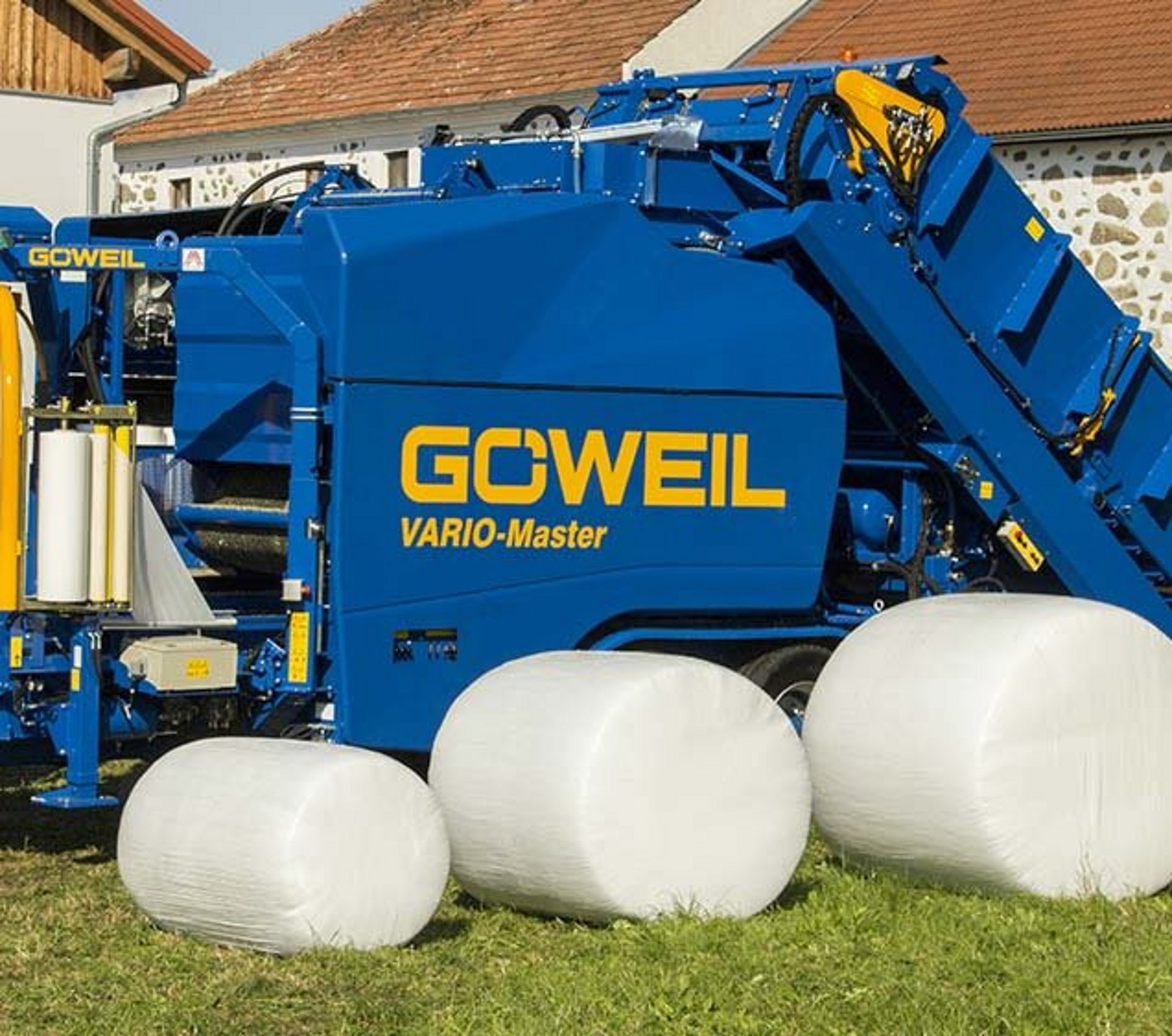 The variable baler can press bales between 0.8 m - 1.4 m in diameter.