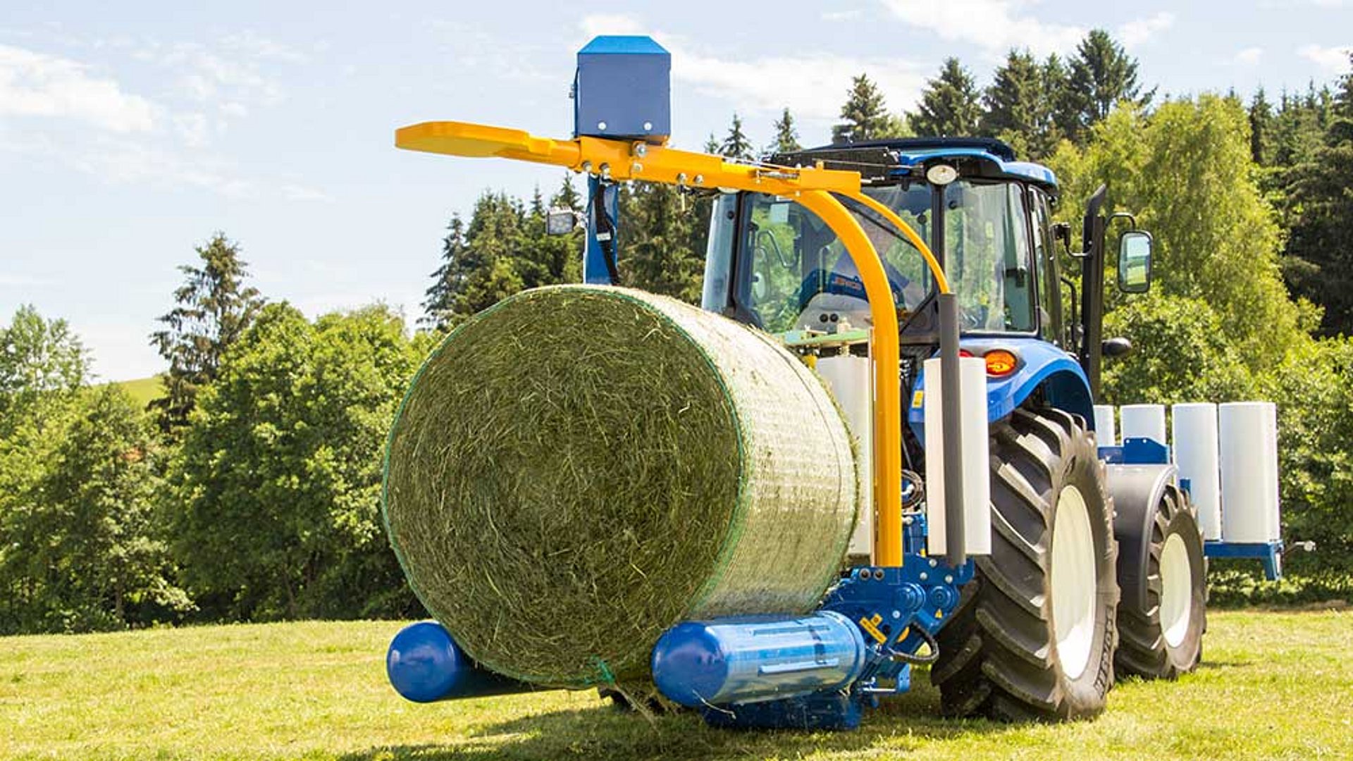 Der Ballen wird mit den Walzenarmen aufgenommen.