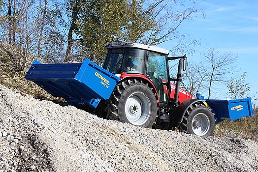 Le GHU 12 peut être commandé avec le système hydraulique arrière mais aussi avant.