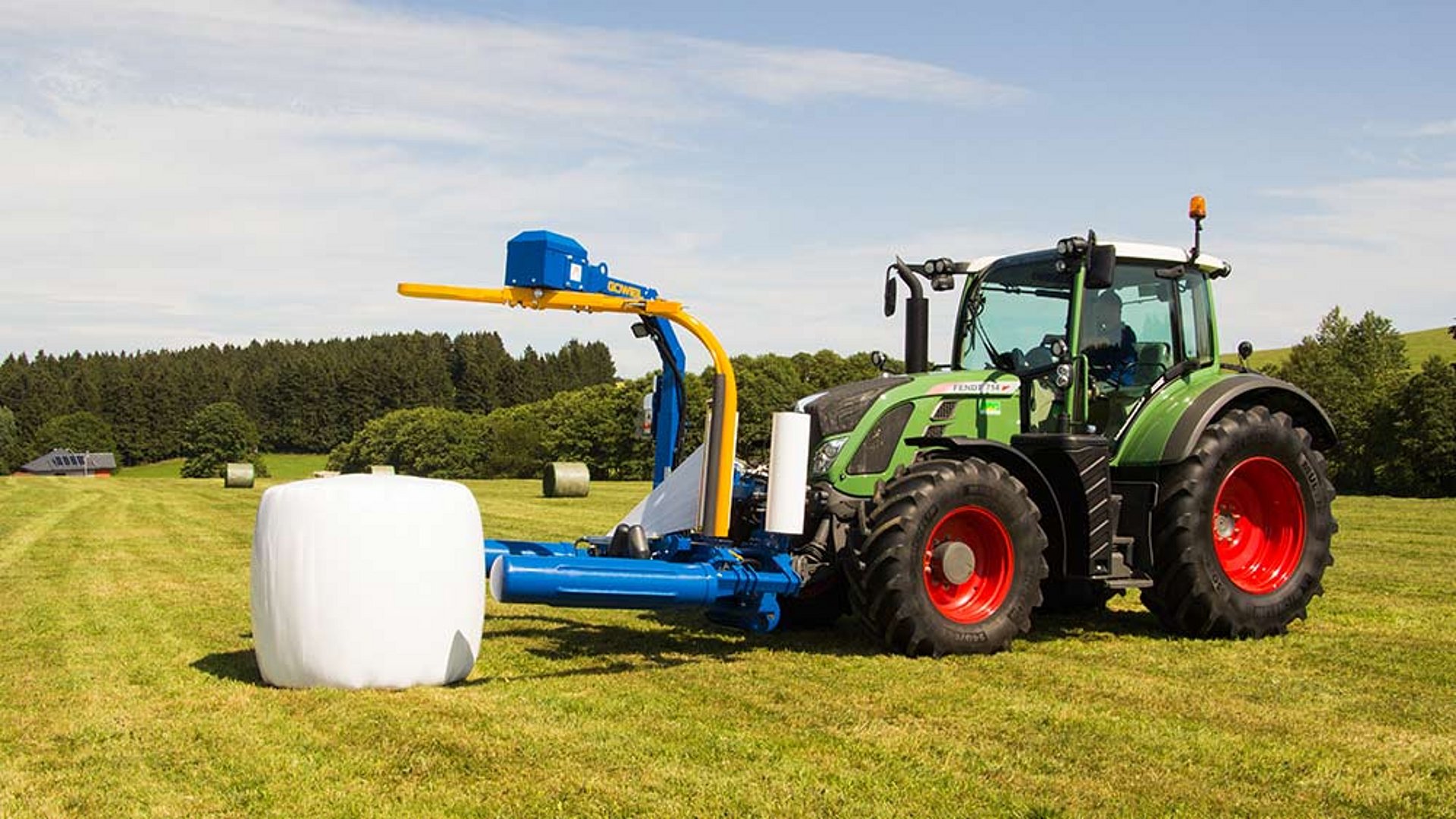 Mit der Zusatzausrüstung „Ballenaufsteller“ wird der Ballen auf die Stirnseite aufgestellt.