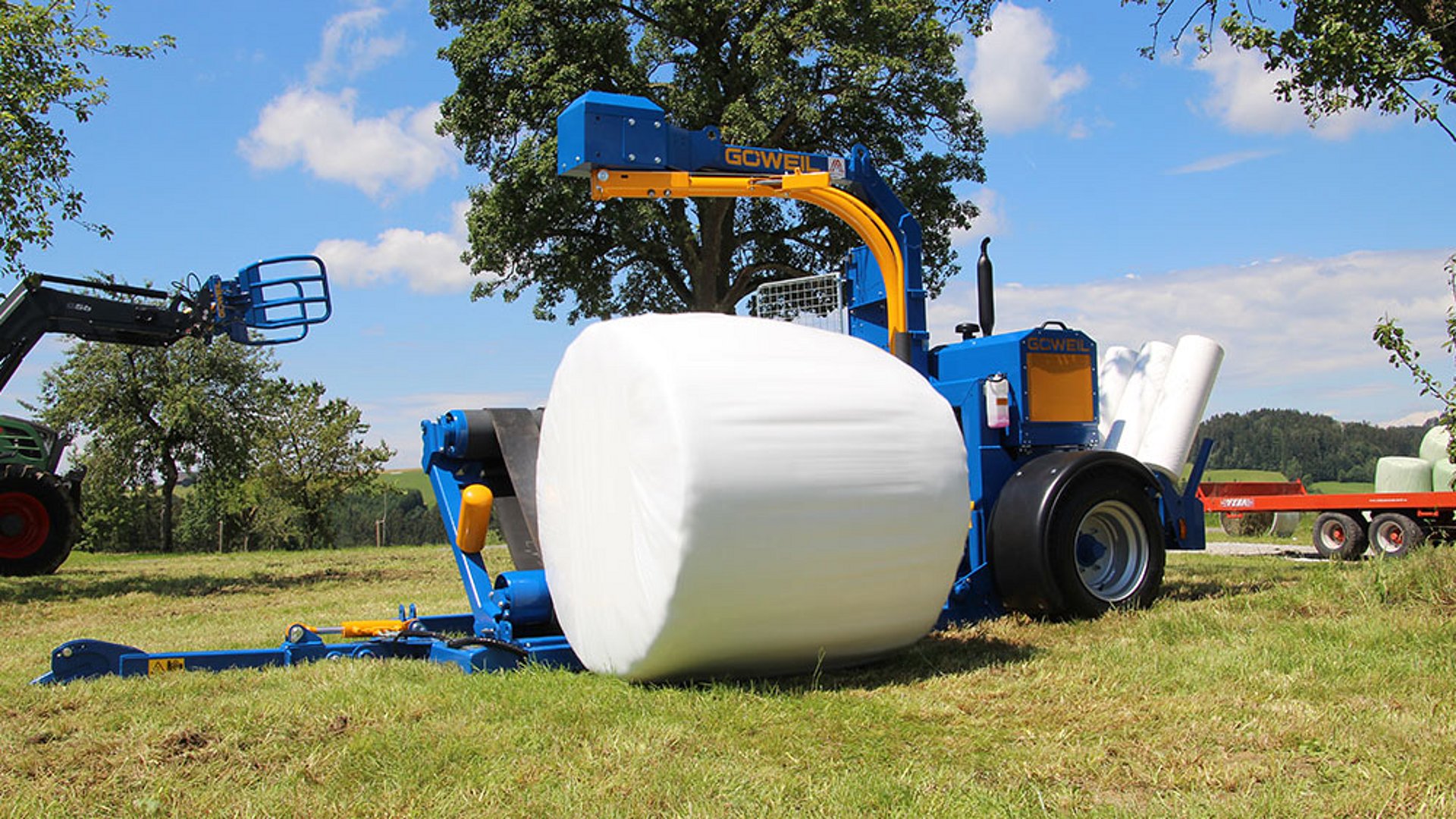 Na het wikkelen wordt de baal met behulp van de hydraulisch kantelbare wikkeltafel gelost.