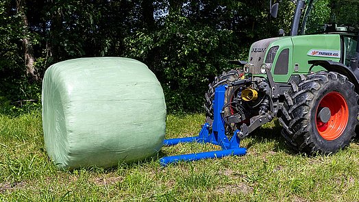 Das Gerät wird zur Aufnahme des Ballens positioniert.