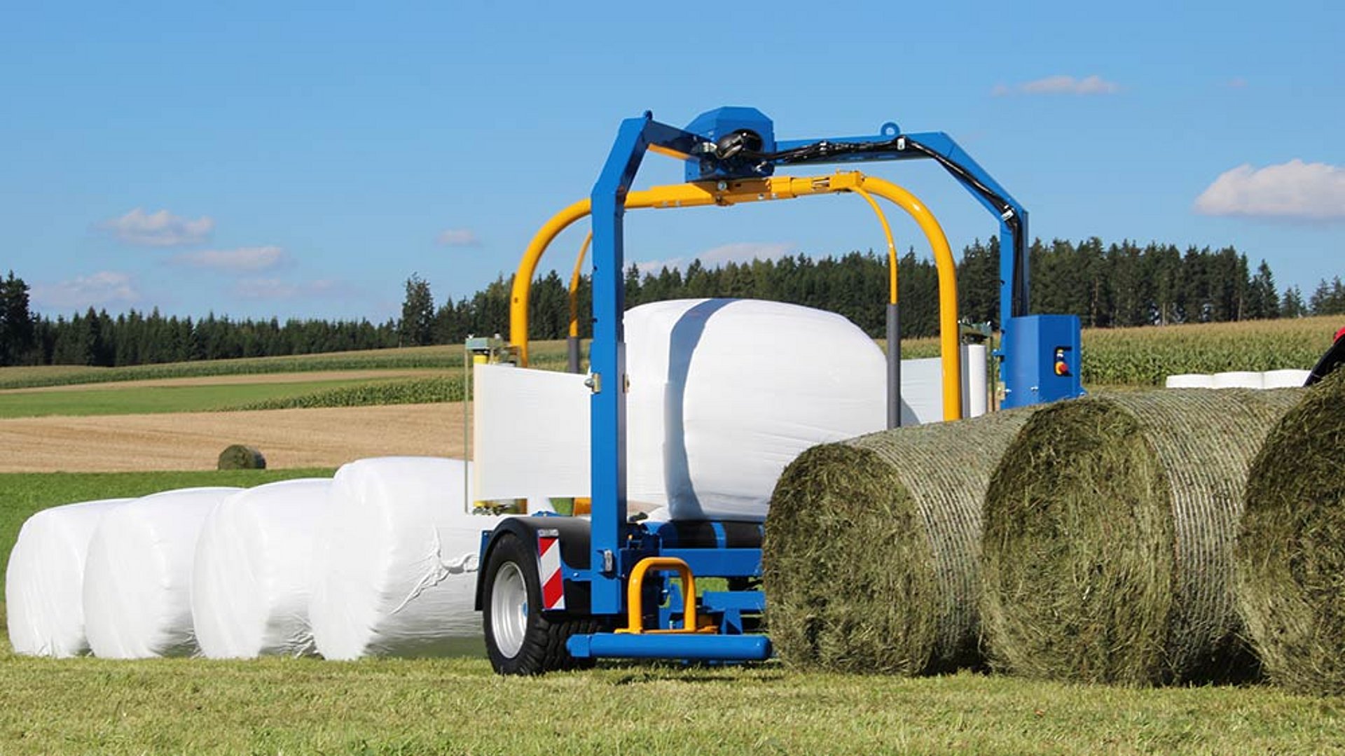 Der nächste Ballen wird sofort nach Ablegen des soeben gewickelten Ballens aufgenommen.