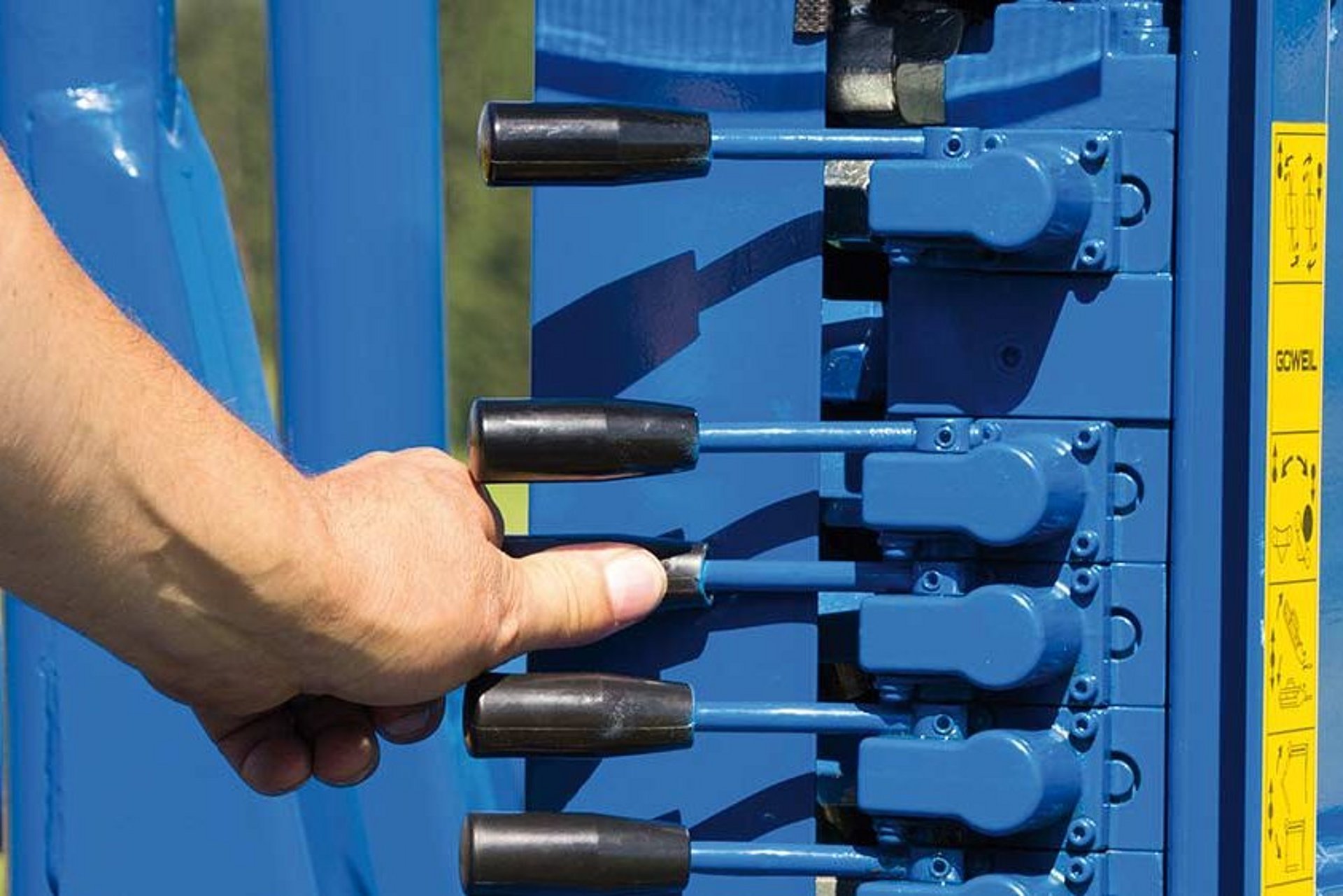 S ručními páčkami je možné veškeré funkce ovládat přímo na stroji.