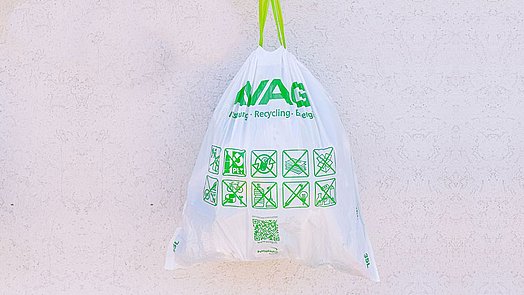 Auch Müllbeutel können aus dem Recyclingmaterial von Agrarstretchfolien produziert werden.