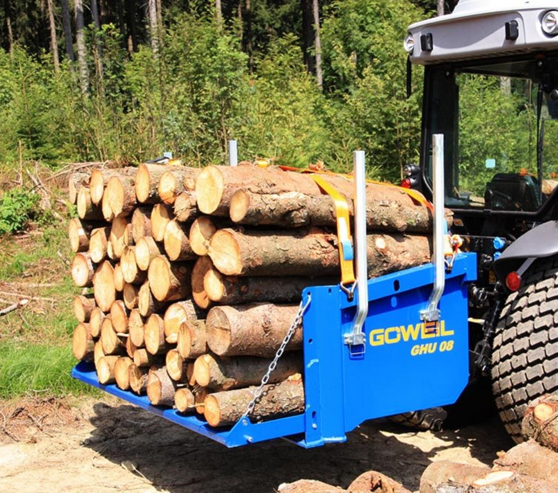 Avec les ranchers et les sangles d’arrimage, le bois peut être transporté sans effort avec le GHU 08.