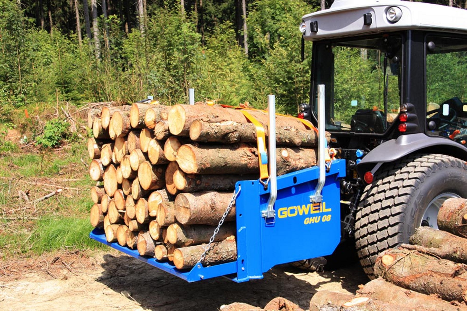 Pomocí zástrčných klanic i upínacích popruhů lze s GHU 08 bez námahy přepravovat dřevo.
