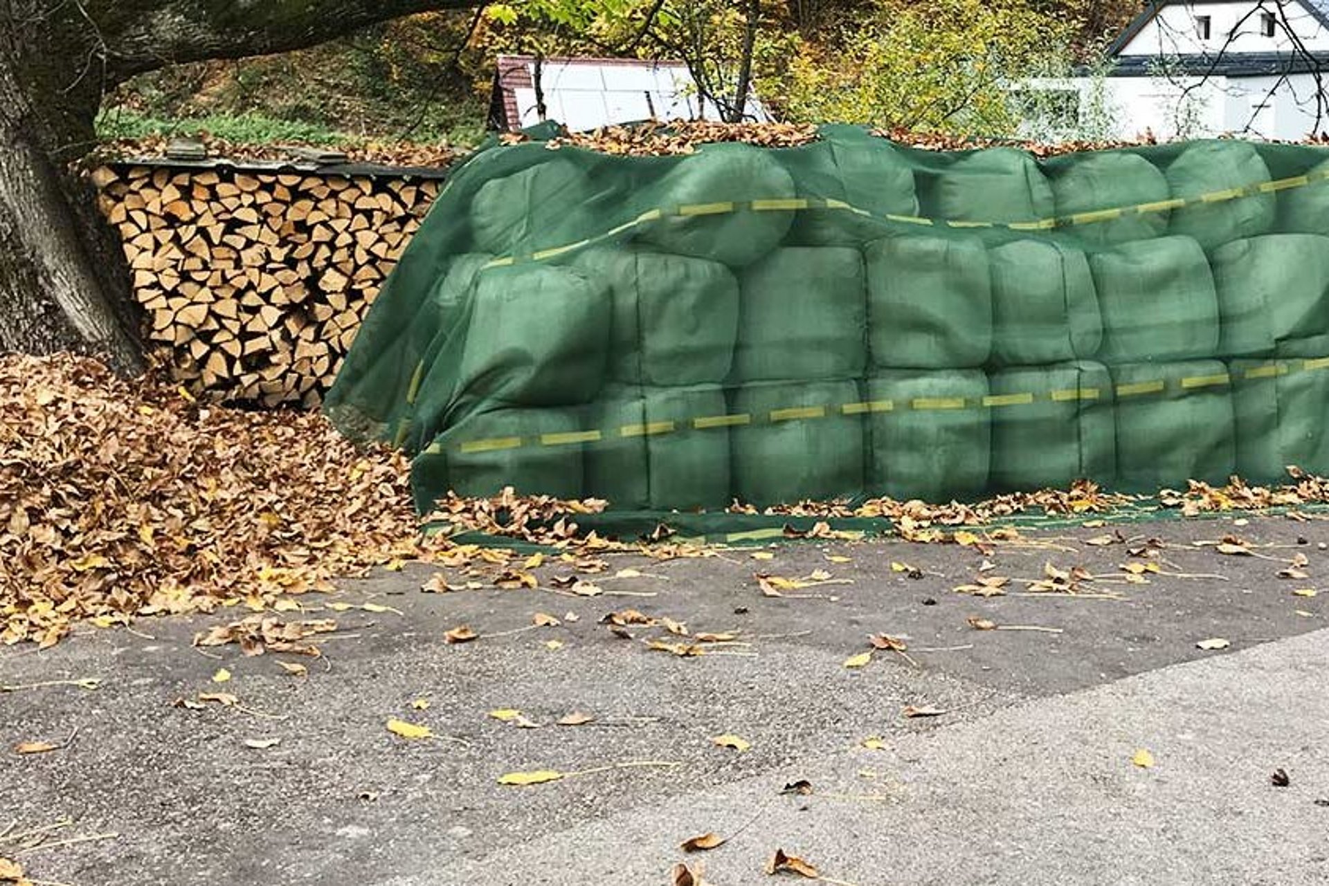 Rundballen sollten mit einem Netz abgedeckt werden.