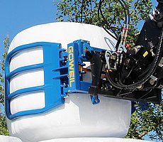 De speciale vorm van de grijparmen voorkomt bij het stapelen dat de onderste baal beschadigd raakt.