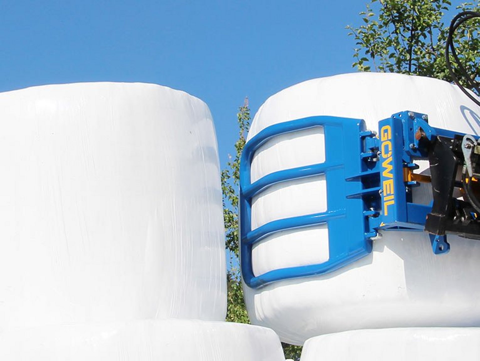 La forma especial de los brazos de sujeción evita daños en la paca inferior durante el apilado.