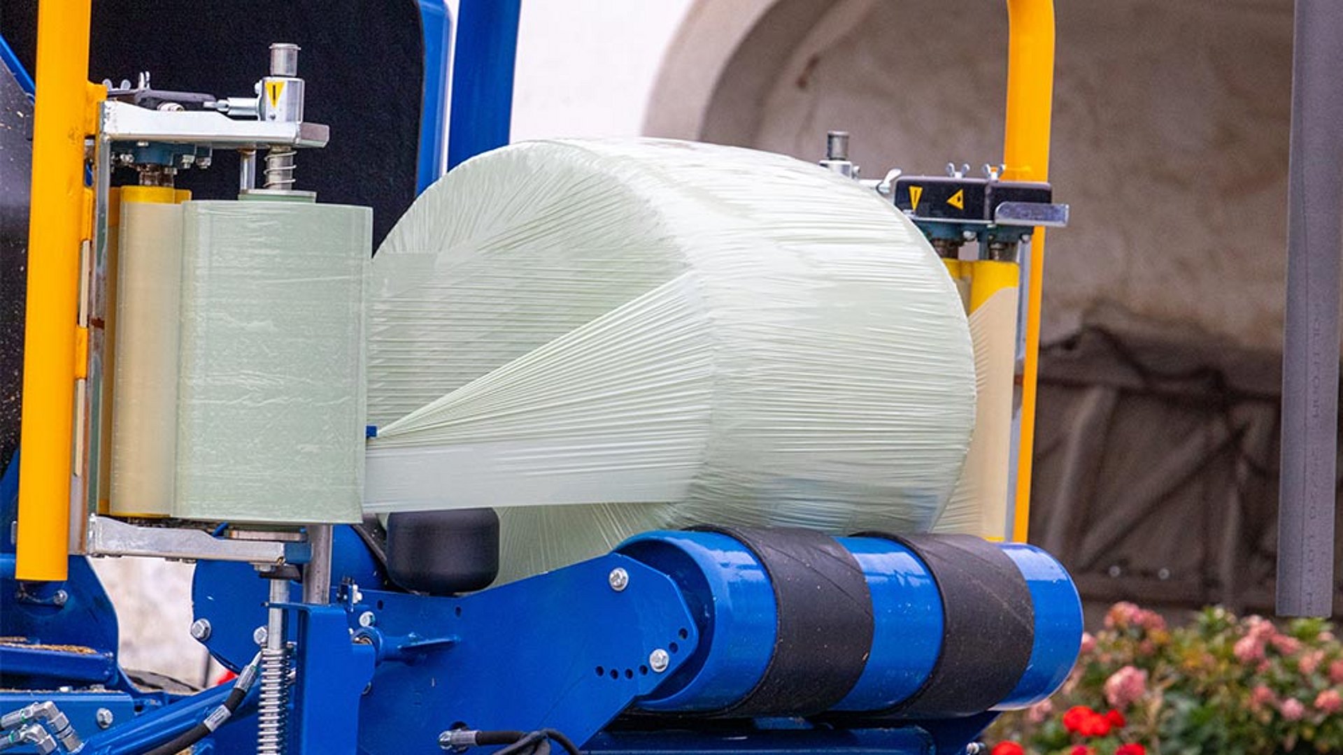 Het roestvrijstalen snijmes garandeert nauwkeurig snijden van de folie.