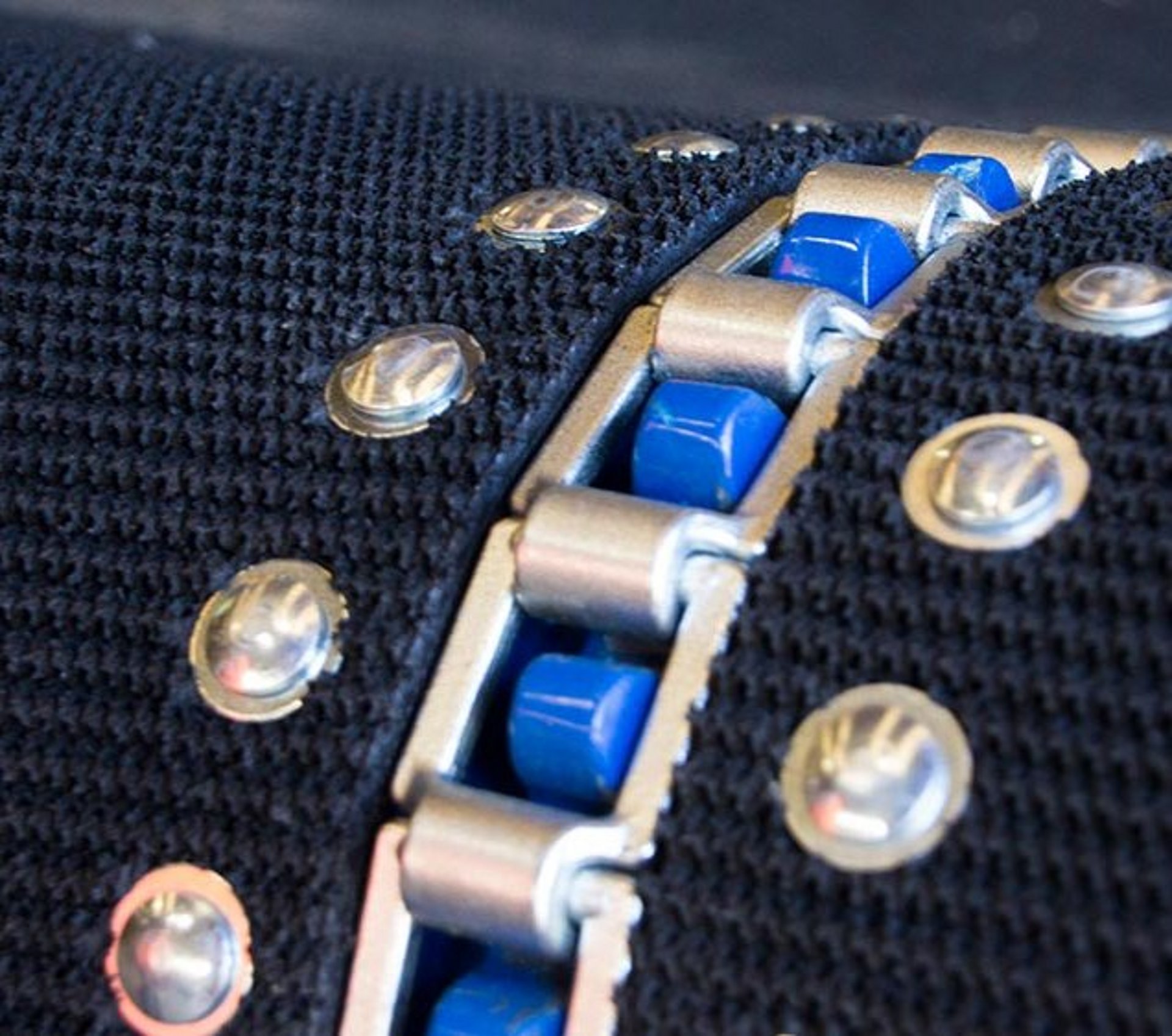 Das durchgehende Ballentransportband garantiert ein gleichmäßiges Wickeln der Ballen.