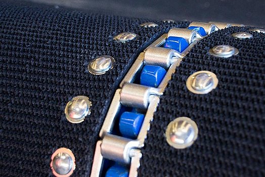 Das durchgehende Ballentransportband garantiert ein gleichmäßiges Wickeln der Ballen.